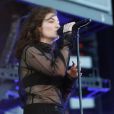  Lorde admitiu em entrevista para a Vogue que percebeu o tamanho de "Royals" quando a música começou a fazer sucesso no SoundCloud 