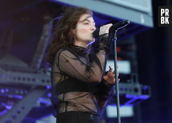 Lorde admitiu em entrevista para a Vogue que percebeu o tamanho de "Royals" quando a música começou a fazer sucesso no SoundCloud