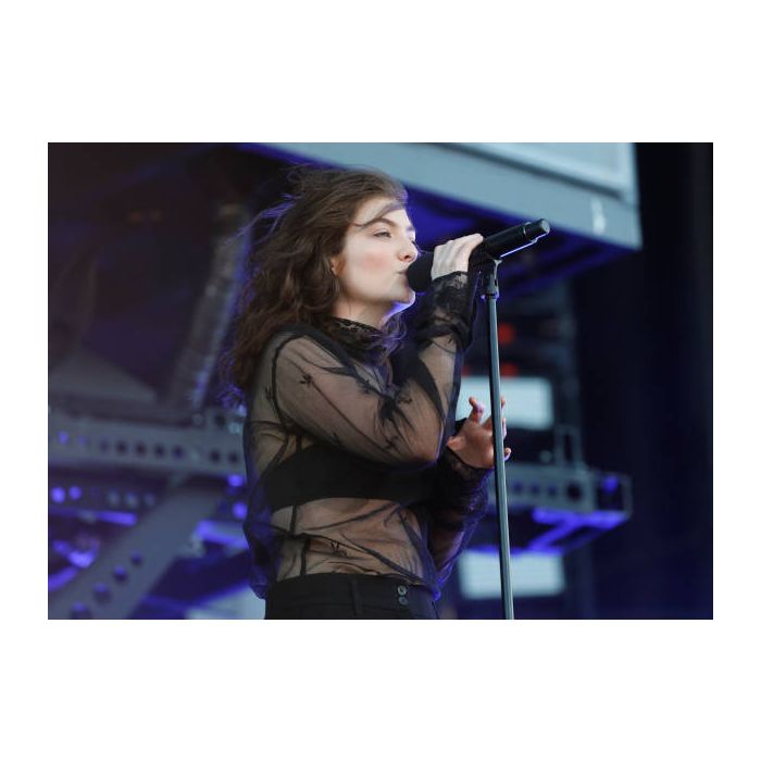 Lorde admitiu em entrevista para a Vogue que percebeu o tamanho de &quot;Royals&quot; quando a música começou a fazer sucesso no SoundCloud 