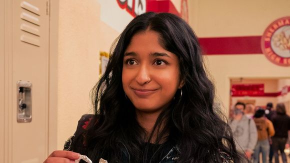 Atrizes de "Eu Nunca" se arriscam no português e leem mensagem dos fãs