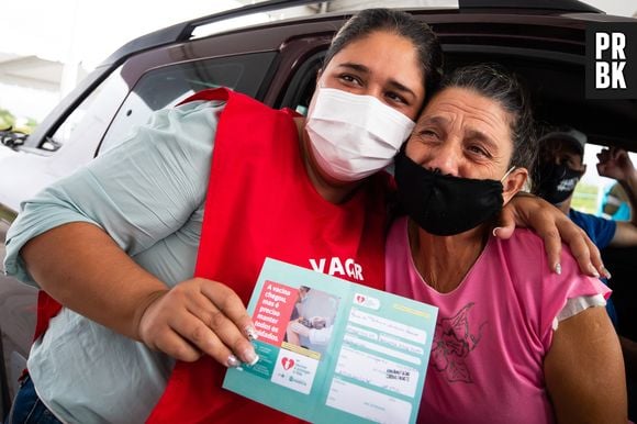 Para ficarmos segures e começar a vencer a pandemia, especialistas acreditam que a cobertura da vacinação tenha que atingir cerca de 70% da população nacional