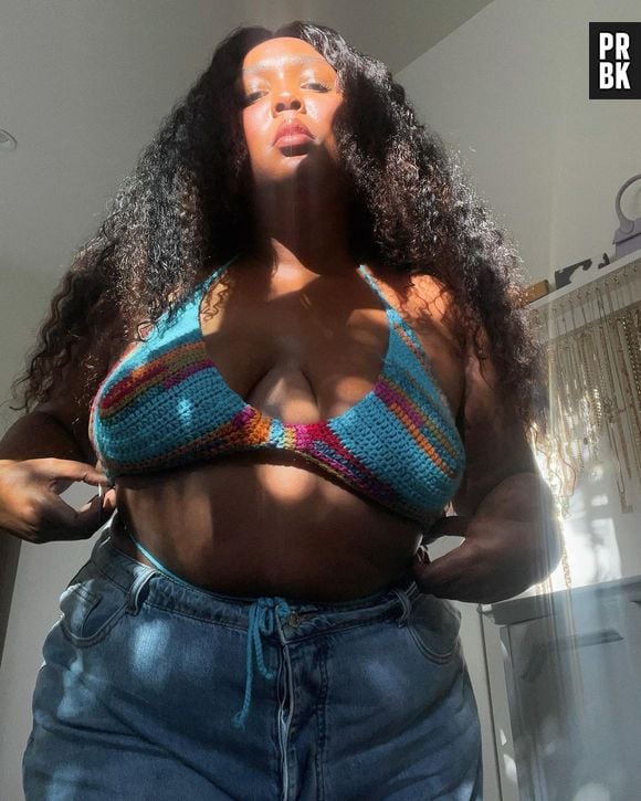 Lizzo elege o top de crochê como peça coringa para curtir seu verão nos Estados Unidos. O visual anos 70 também é tendência no Brasil