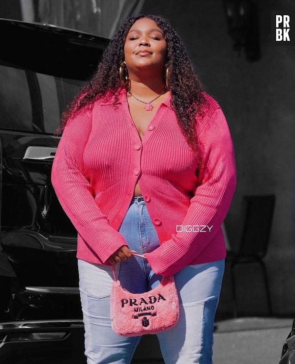 Lizzo, para dias frios, combina tricot com leve decote e calça wide leg jeans; o look é ideal para passeios mais casuais