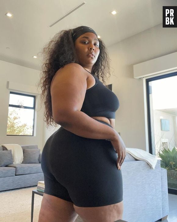 Lizzo investe na moda da bermuda de ciclista, ou biker shorts, que foi bastante adotada pela geração millennials. A peça combinada com algo mais largo, como uma jaqueta oversized