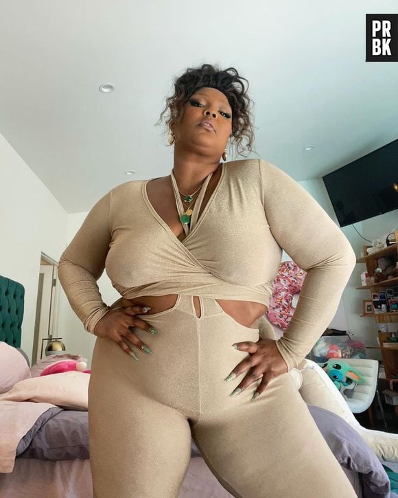 Lizzo aposta em macacão longo de lurex e recortes na barriga; A peça estilosa pode ser uma boa aposta para eventos noturnos