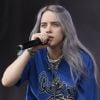 Billie Eilish escureceu os cabelos no início da carreira e apareceu com os fios cinza em shows