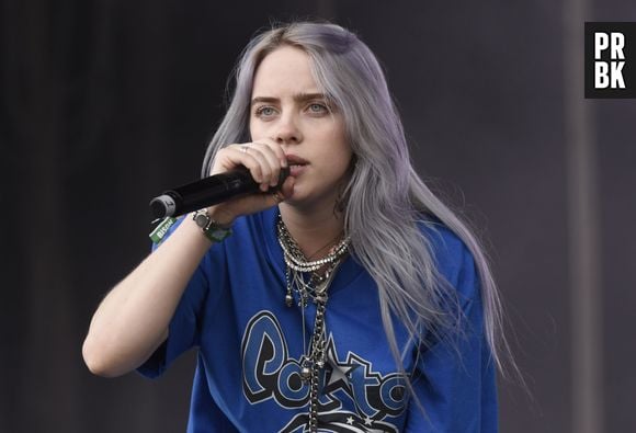 Billie Eilish escureceu os cabelos no início da carreira e apareceu com os fios cinza em shows