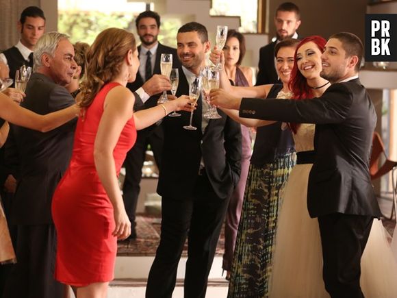 Em "Império", a família brinda o casamento de  João Lucas (Daniel Rocha) e Du (Josie Pessôa)