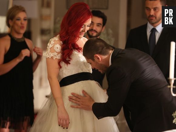 João Lucas (Daniel Rocha) beija a barriga de Du (Josie Pessôa) depois do casório em "Império"