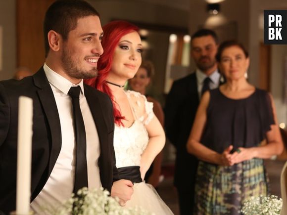 Em "Império", João Lucas (Daniel Rocha) fica radiante em seu casamento com Du (Josie Pessôa)