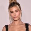 Loira, Hailey Bieber apostou na técnica money piece para deixar o rosto mais iluminado ainda