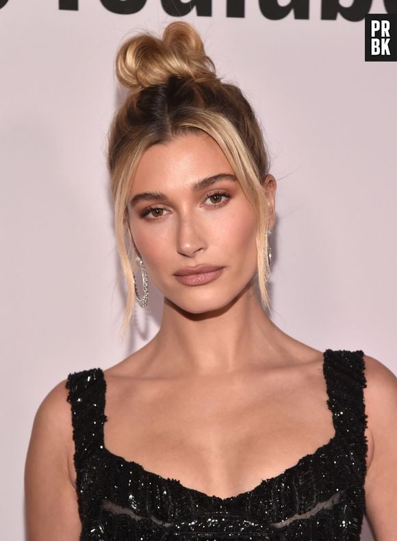 Loira, Hailey Bieber apostou na técnica money piece para deixar o rosto mais iluminado ainda