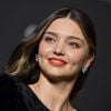 A top model Miranda Kerr apostou na tendência money piece de forma sutil, com mechas leves, no aspecto morena iluminada