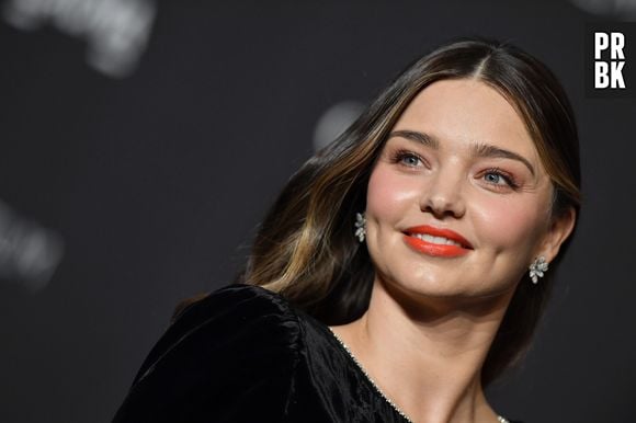 A top model Miranda Kerr apostou na tendência money piece de forma sutil, com mechas leves, no aspecto morena iluminada