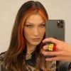 Bella Hadid quis inovar e apostou na tendência money piece com mechas frontais na cor vermelha