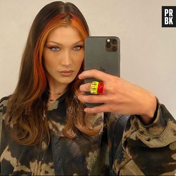 Bella Hadid quis inovar e apostou na tendência money piece com mechas frontais na cor vermelha