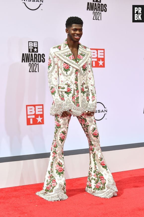 Lil Nas X usou terno floral embelezado pelo designer londrino Richard Quinn no BET Awards 2021