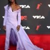 No red carpet do VMA: rapper Lil Nas X homenageou Prince com terno assimétrico e longa cauda