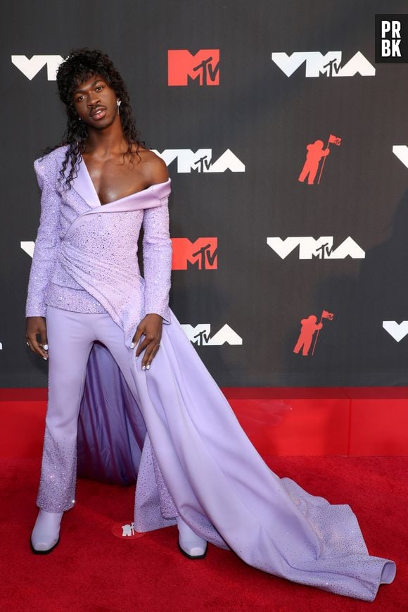 No red carpet do VMA: rapper Lil Nas X homenageou Prince com terno assimétrico e longa cauda