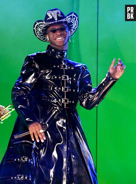 Lil Nas X se apresentou com look total black, que fazia lembrar ao tecido de látex