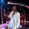 Lil Nas X aposta em conjunto holográfico e salto alto em premiação; Cantor combina visual com sua sombra nos olhos