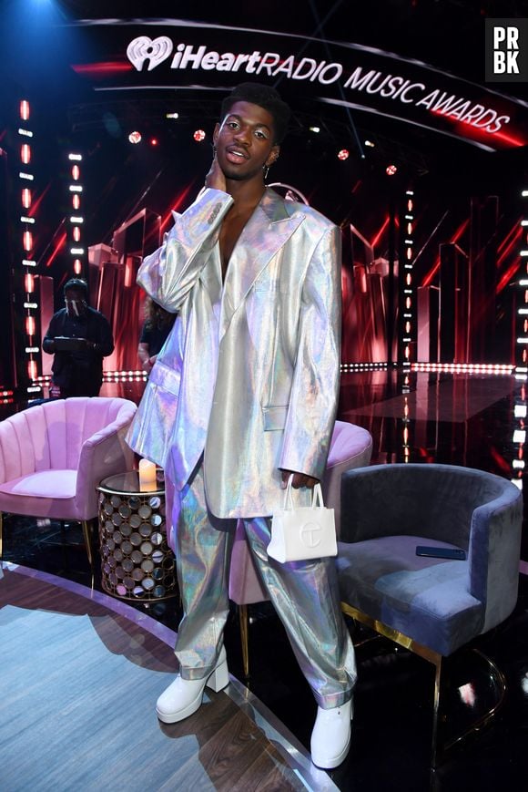 Lil Nas X aposta em conjunto holográfico e salto alto em premiação; Cantor combina visual com sua sombra nos olhos