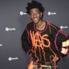 Lil Nas X aposta no mix de cores e texturas em look fashion