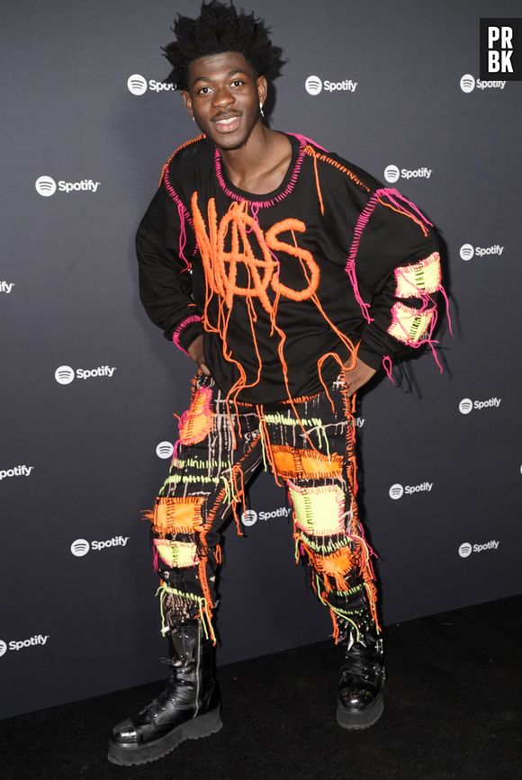 Lil Nas X aposta no mix de cores e texturas em look fashion