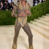 Lil Nas X tirou a capa e revelou um macacão de cristal da grife Versace no MET Gala 2021