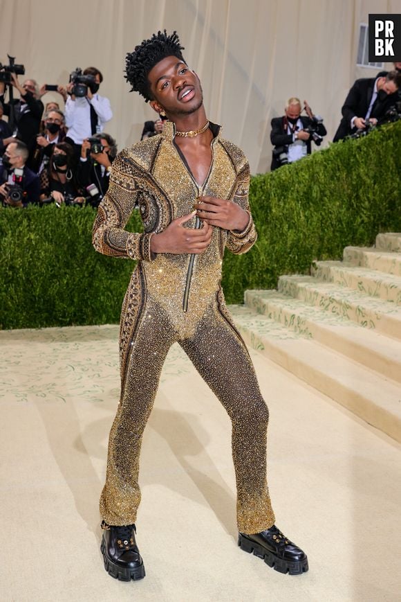 Lil Nas X tirou a capa e revelou um macacão de cristal da grife Versace no MET Gala 2021