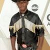 Lil Nas X apostou em look total black com franjas de streass no CMA Awards