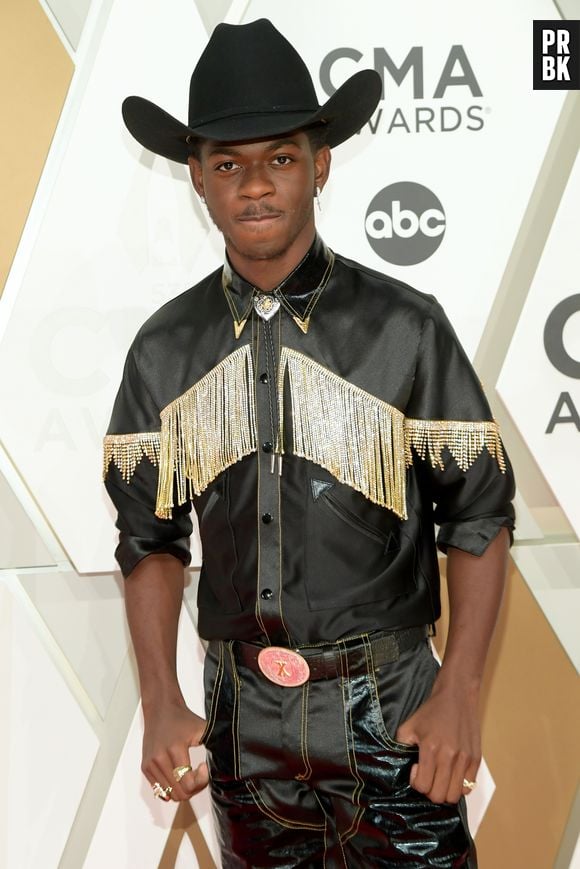 Lil Nas X apostou em look total black com franjas de streass no CMA Awards