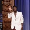 Lil Nas X combinou visual com saia masculina escocesa em entrevista ao Jimmy Fallon, em 2021