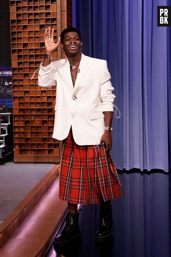 Lil Nas X combinou visual com saia masculina escocesa em entrevista ao Jimmy Fallon, em 2021