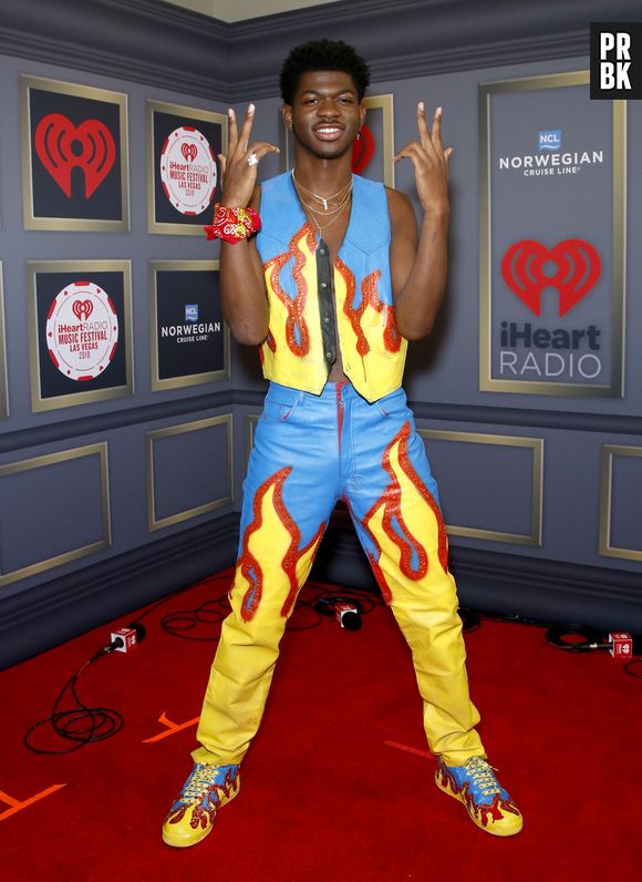 Lil Nas X chamou atenção com visual descolado e divertido ao performar no 2019 iHeartRadio Music Festival