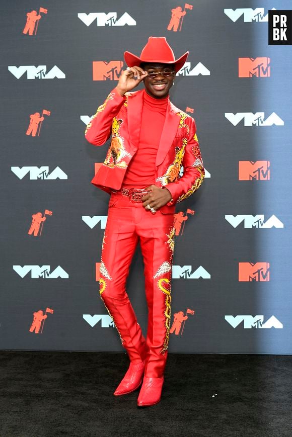 Lil Nas X, ainda pelo VMA 2019, usou terno bordado com ponto corrente vermelho da Union Western Clothing, com um cinto cravejado de pedras preciosas da B.B. Simon