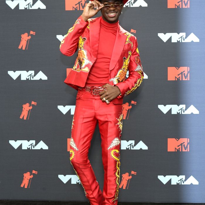 Lil Nas X, ainda pelo VMA 2019, usou terno bordado com ponto corrente vermelho da Union Western Clothing, com um cinto cravejado de pedras preciosas da B.B. Simon