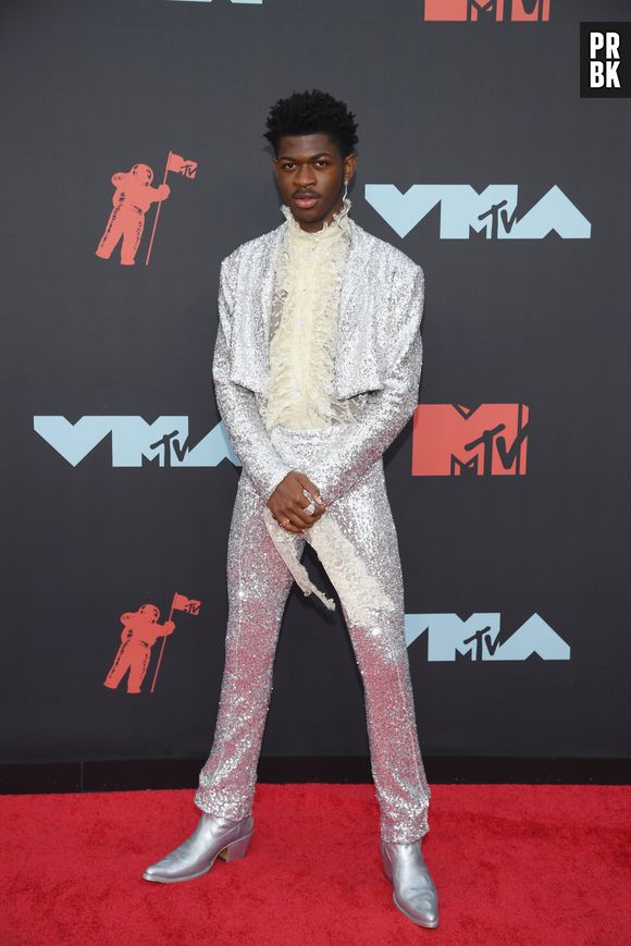 Lil Nas X brilha como um cowboy de strass no tapete vermelho do VMA da MTV 2019