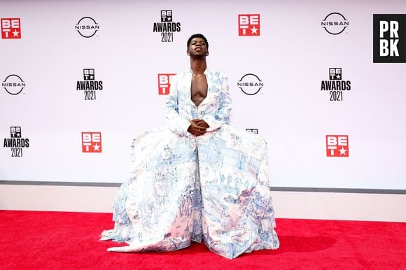 Lil Nas X apareceu no BET Awards de 2021 em Los Angeles, Califórnia, usando um vestido estampado em azul bebê da emergente designer italiana Andrea Grossi