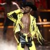 Lil Nas X adotou franjas em seu look cowboy ao se apresentar pelo BET Awards 2019