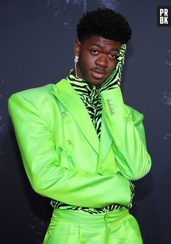 Lil Nas X apostou em um terno verde neon, de Christopher John Rogers, pelo American Music Awards 2019