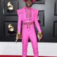 Lil Nas X usou  conjunto pink criado sobre medida para ela pelo Atelier Versace no Grammy, em 2020 