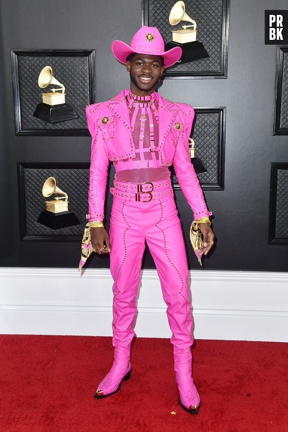 Lil Nas X usou conjunto pink criado sobre medida para ela pelo Atelier Versace no Grammy, em 2020