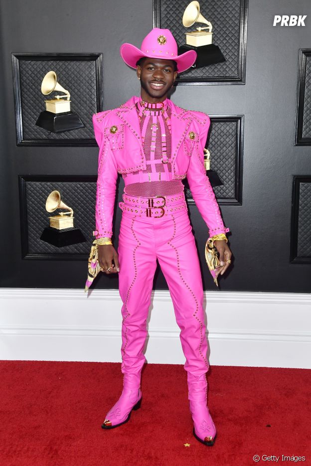Lil Nas X aposta em look pink neon Versace para o Grammy