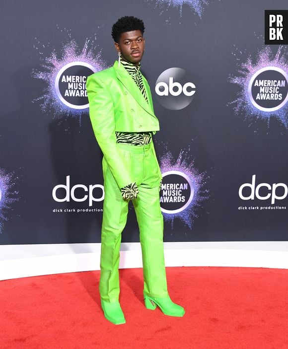 Lil Nas X mistura tendências e estampa de zebra com tom verde neon em look