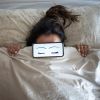 Tente ir para a cama a uma hora regular todos os dias e pratique bons hábitos para dormir melhor.