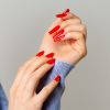 Além das mãos estarem bem cuidadas, a cor do esmalte deve ser aplicada uniformemente