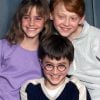 Os óculos de garrafa de Harry (Daniel Radcliffe), o chapéu de bruxo da Professora McGonagall (Maggie Smith) e a enorme barba branca do Dumbledore são alguns detalhes dos personagens de "Harry Potter" que marcaram os filmes da franquia 