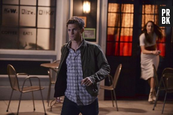 Toby foge de Spencer, nas fotos promocionais 5ª temporada de "Pretty Little Liars", da ABC Family