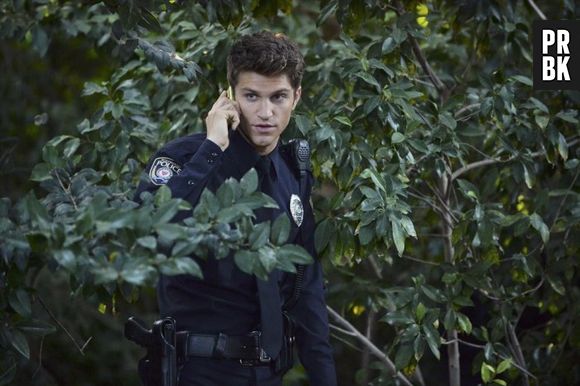 O policial Toby aparece gato e muito suspeito, na 5ª temporada de "Pretty Little Liars"